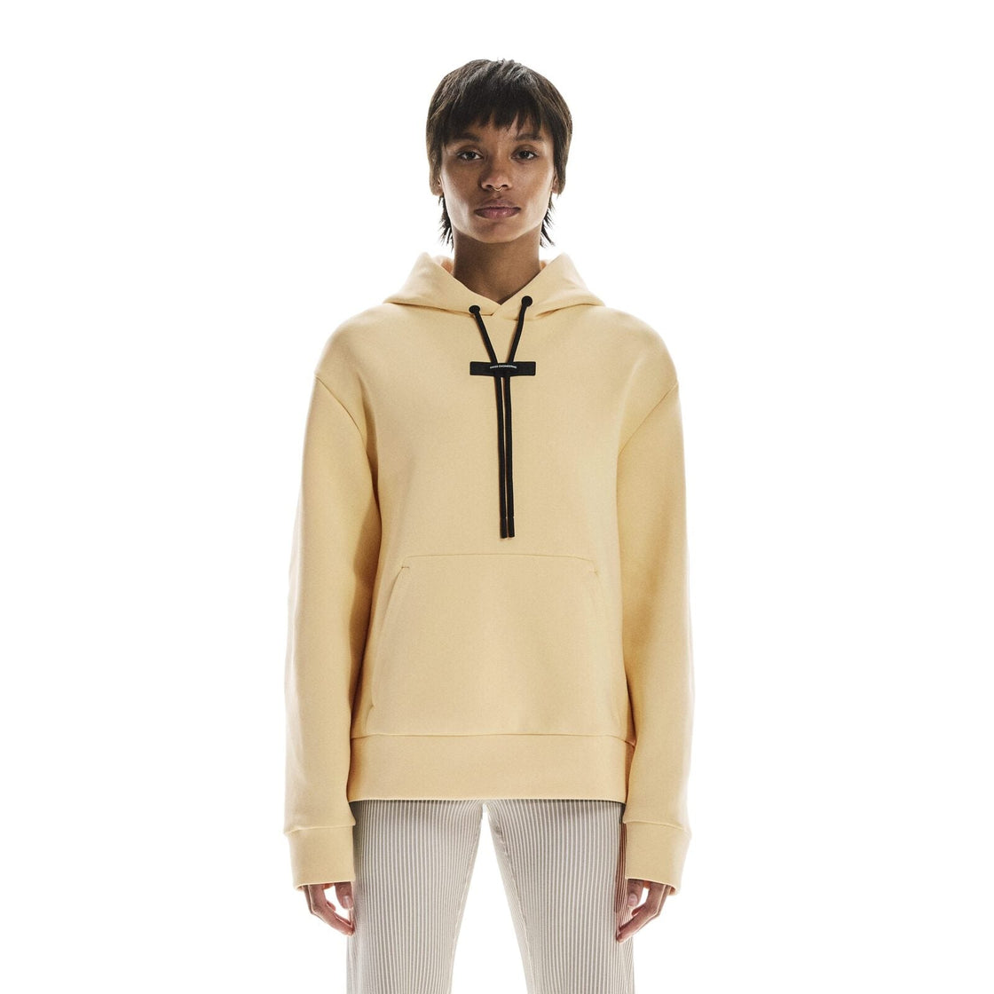 1WF30363537-focus_tech_hoodie-fw25-nectar-w-1×1-tr-PLP