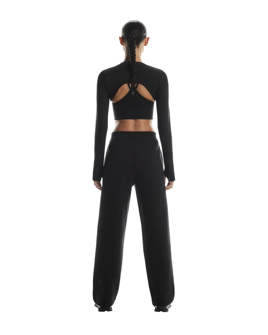 1WF30390553-focus_tech_sweatpants-fw25-black-w-4×5-tr-g2