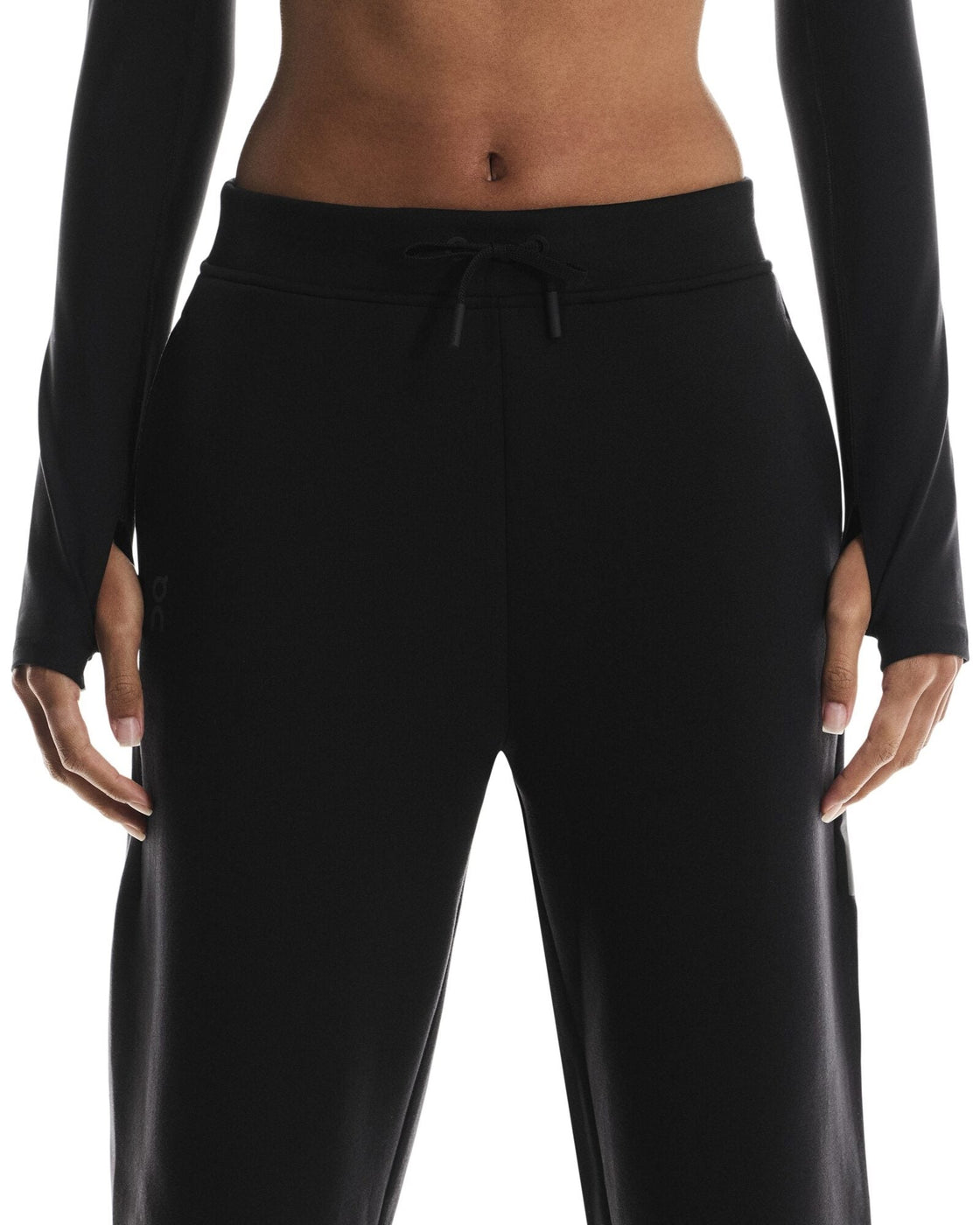 1WF30390553-focus_tech_sweatpants-fw25-black-w-4×5-tr-g4