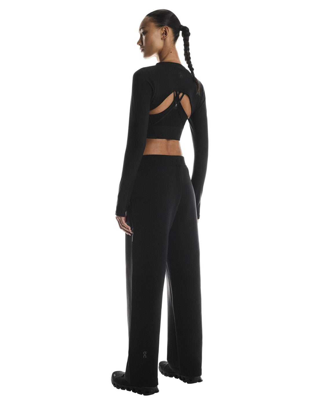 1WF30390553-focus_tech_sweatpants-fw25-black-w-4×5-tr-g5