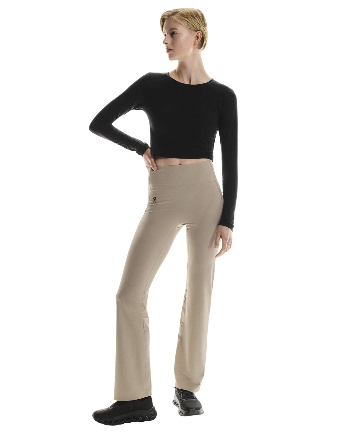 1WF31150603-30__studio_flared_tights-fw25-desert-w-4×5-tr-g3
