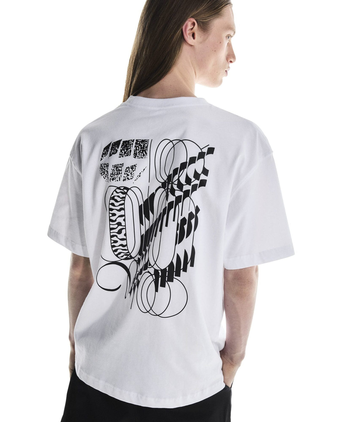 1MF11840462-club-t_graphic-ss25-white_black-m-4×5-tr-g4