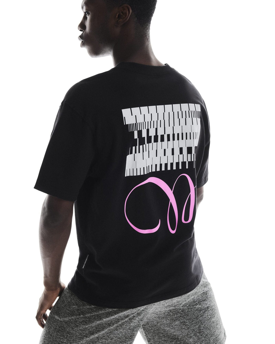 1MF11843541-club-t_graphic-ss25-black_raspberry-m-4×5-tr-g3