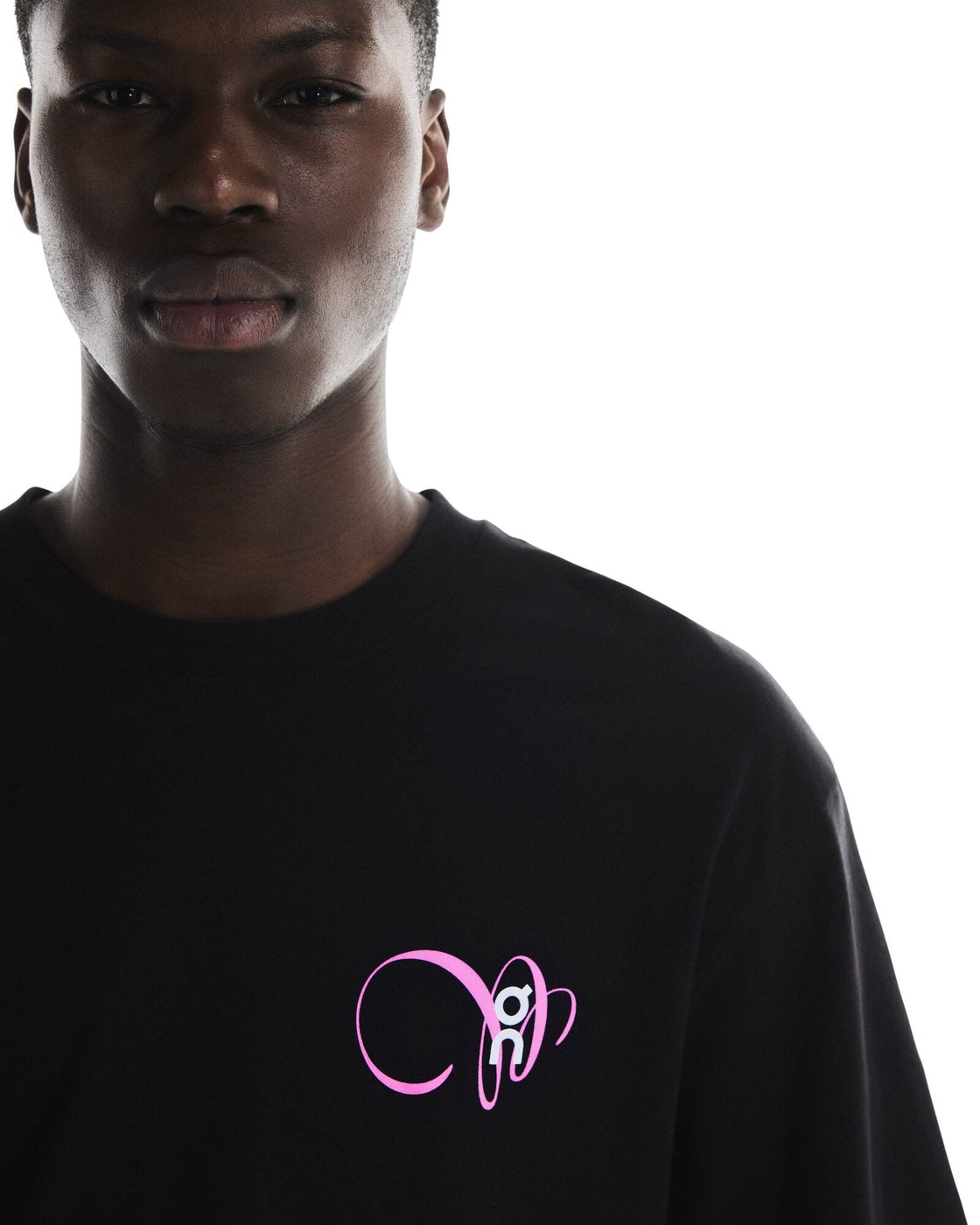 1MF11843541-club-t_graphic-ss25-black_raspberry-m-4×5-tr-g4