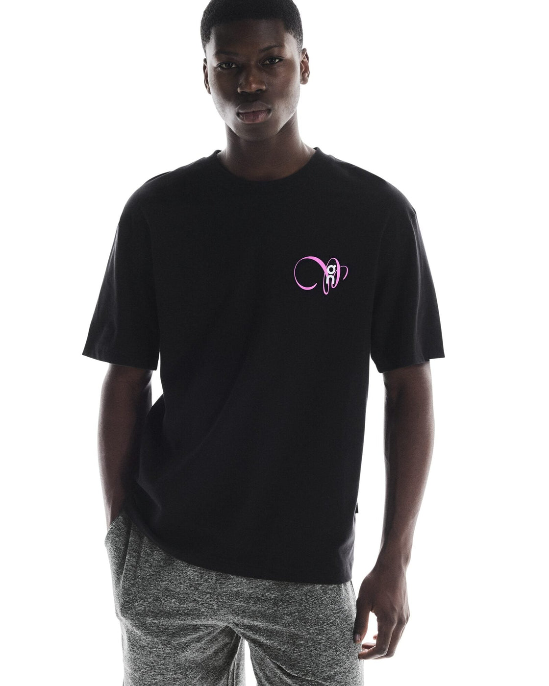 1MF11843541-club-t_graphic-ss25-black_raspberry-m-4×5-tr-g5