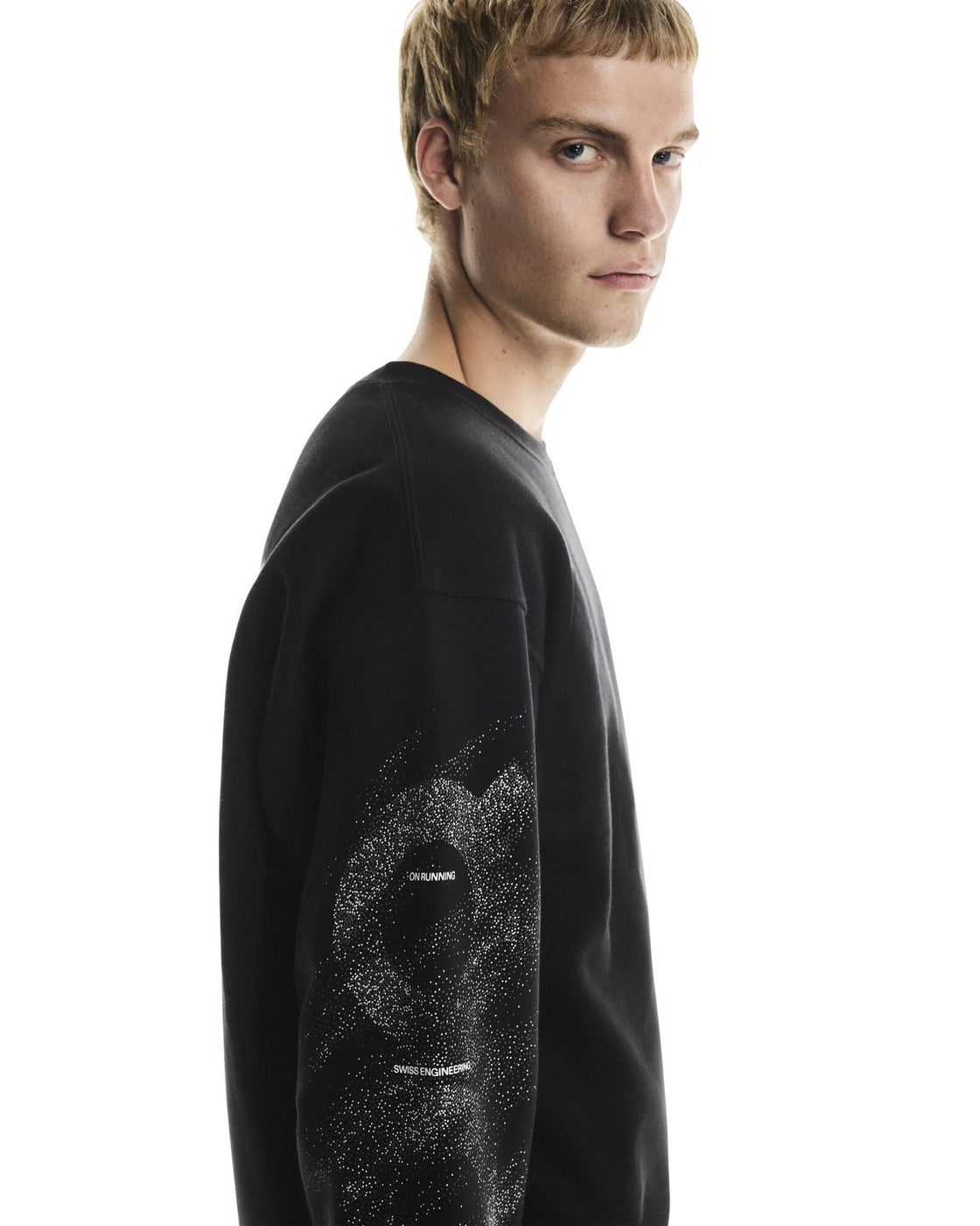 1MF30540192-club_crew_graphic-fw25-black_olive-m-4×5-tr-g4
