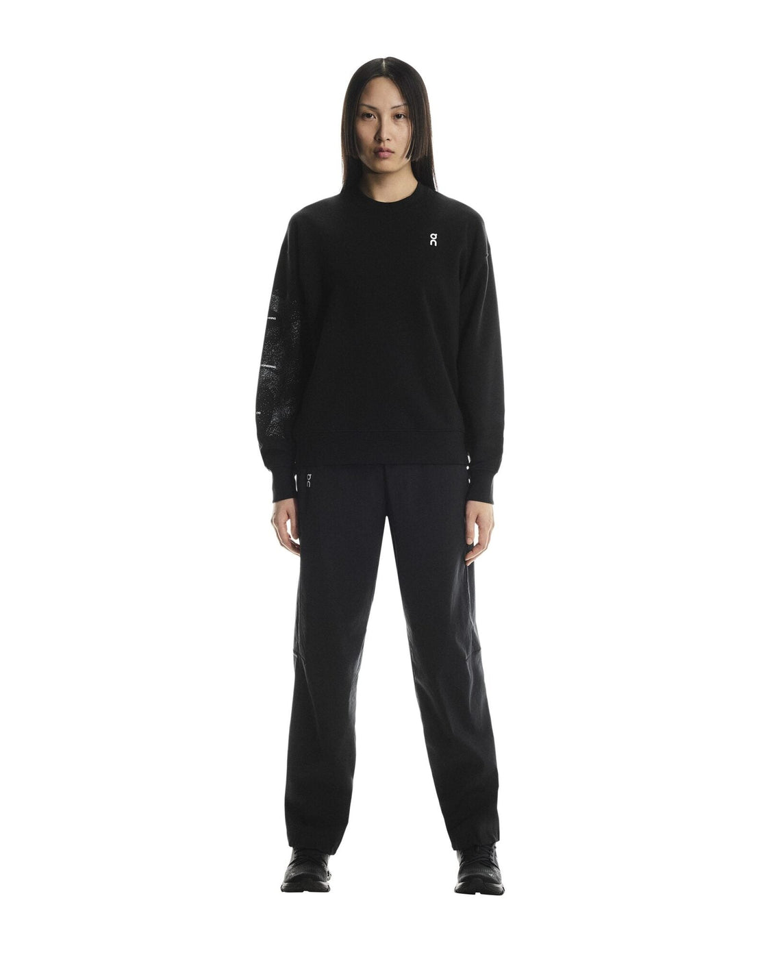1WF30680192-club_crew_graphic-fw25-black_olive-w-4×5-tr-g1