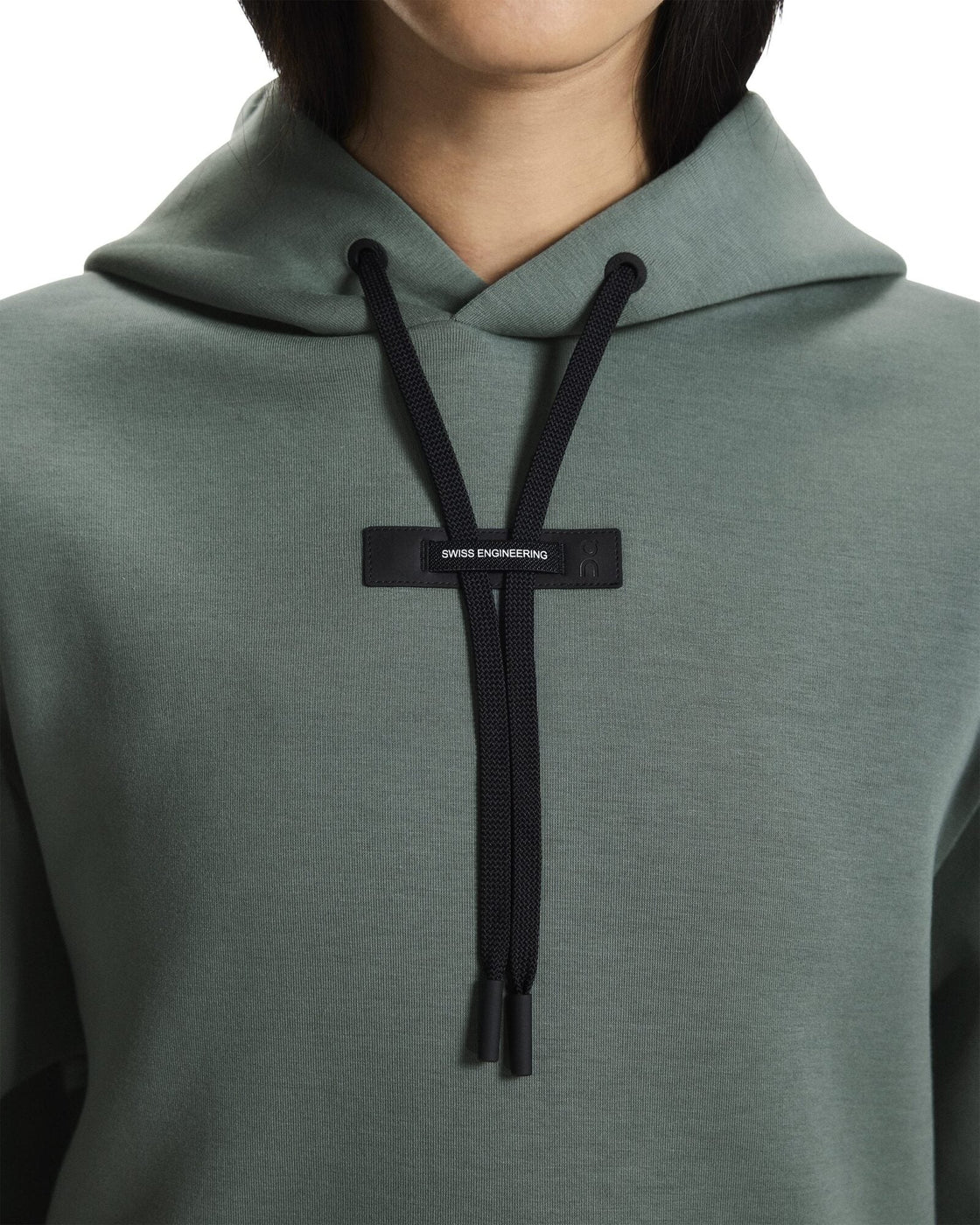 1WF30360153-focus_tech_hoodie-fw25-olive-w-4×5-tr-g4