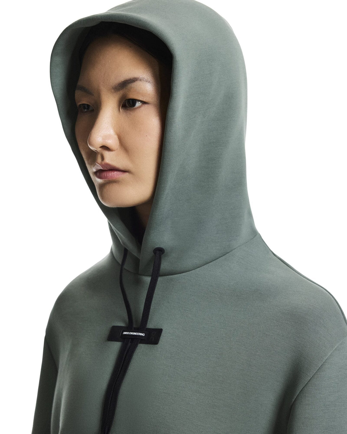 1WF30360153-focus_tech_hoodie-fw25-olive-w-4×5-tr-g5