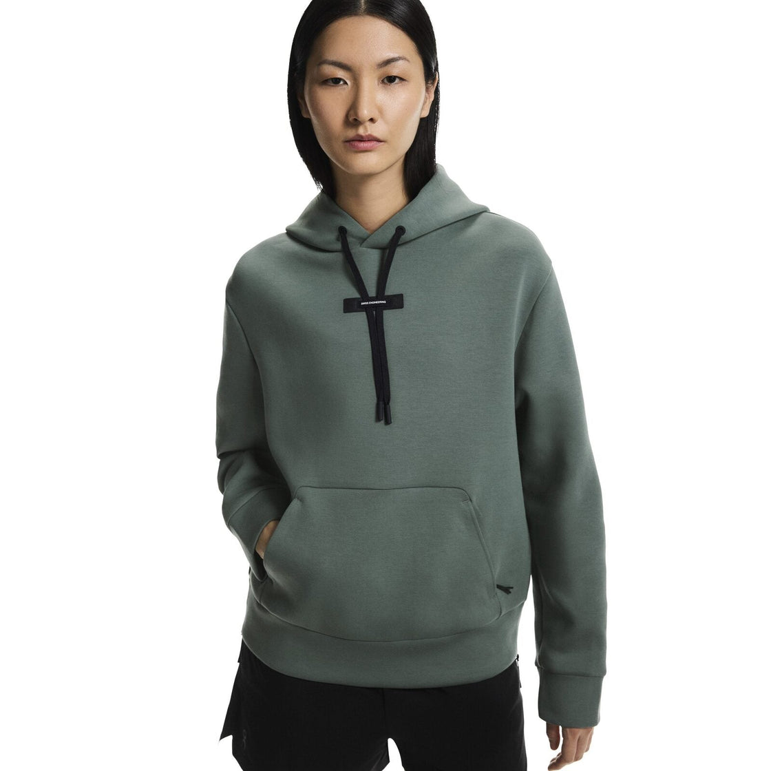1WF30360153-focus_tech_hoodie-fw25-olive-w-4×5-tr-g7