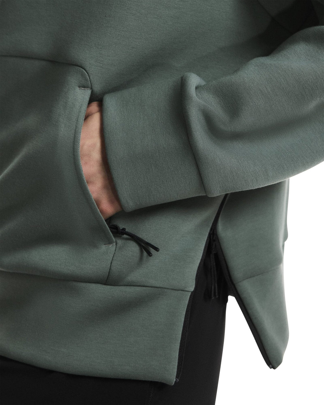 1WF30360153-focus_tech_hoodie-fw25-olive-w-4×5-tr-g8