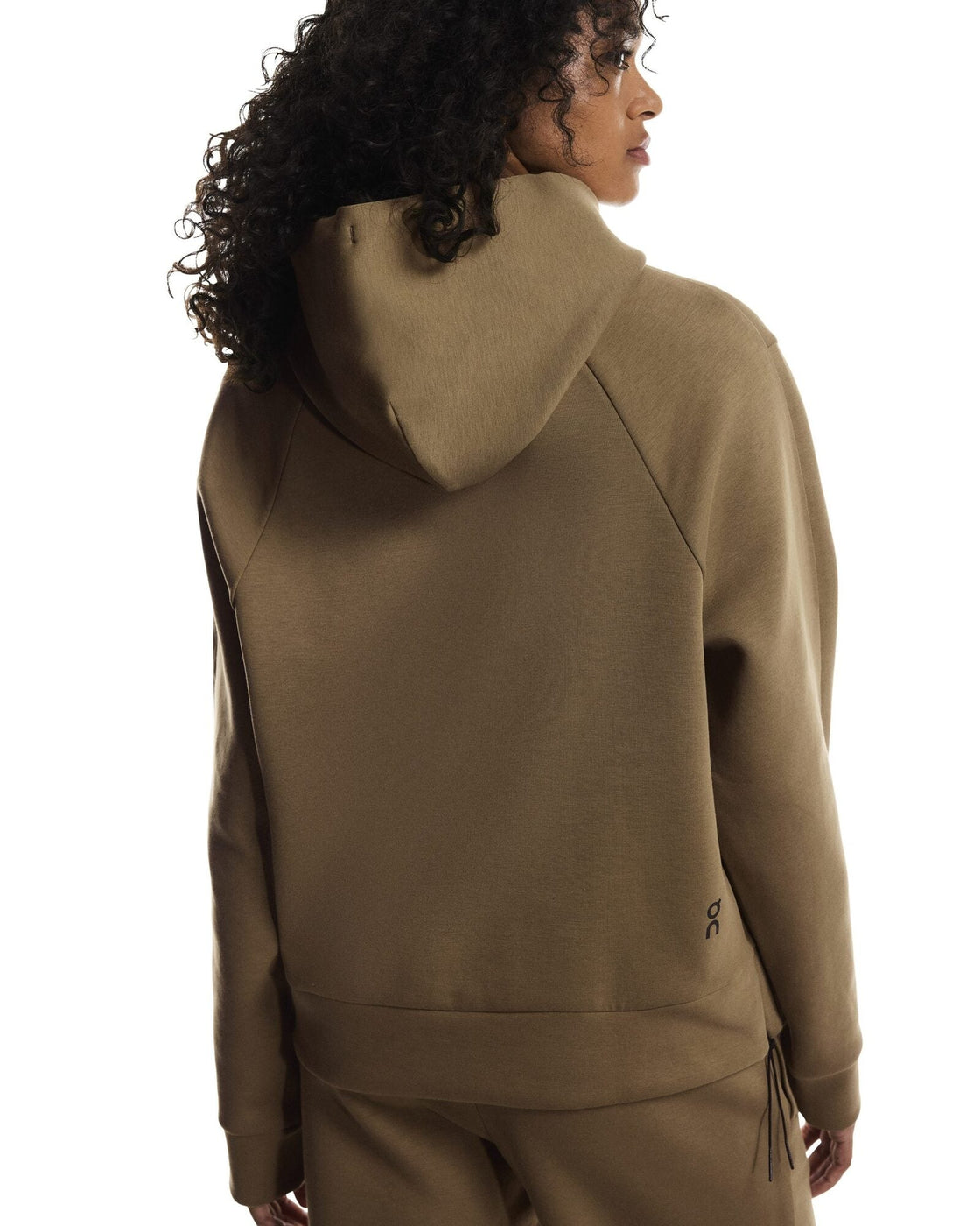 1WF30363850-focus_tech_hoodie-fw25-nutmeg-w-4×5-tr-g5