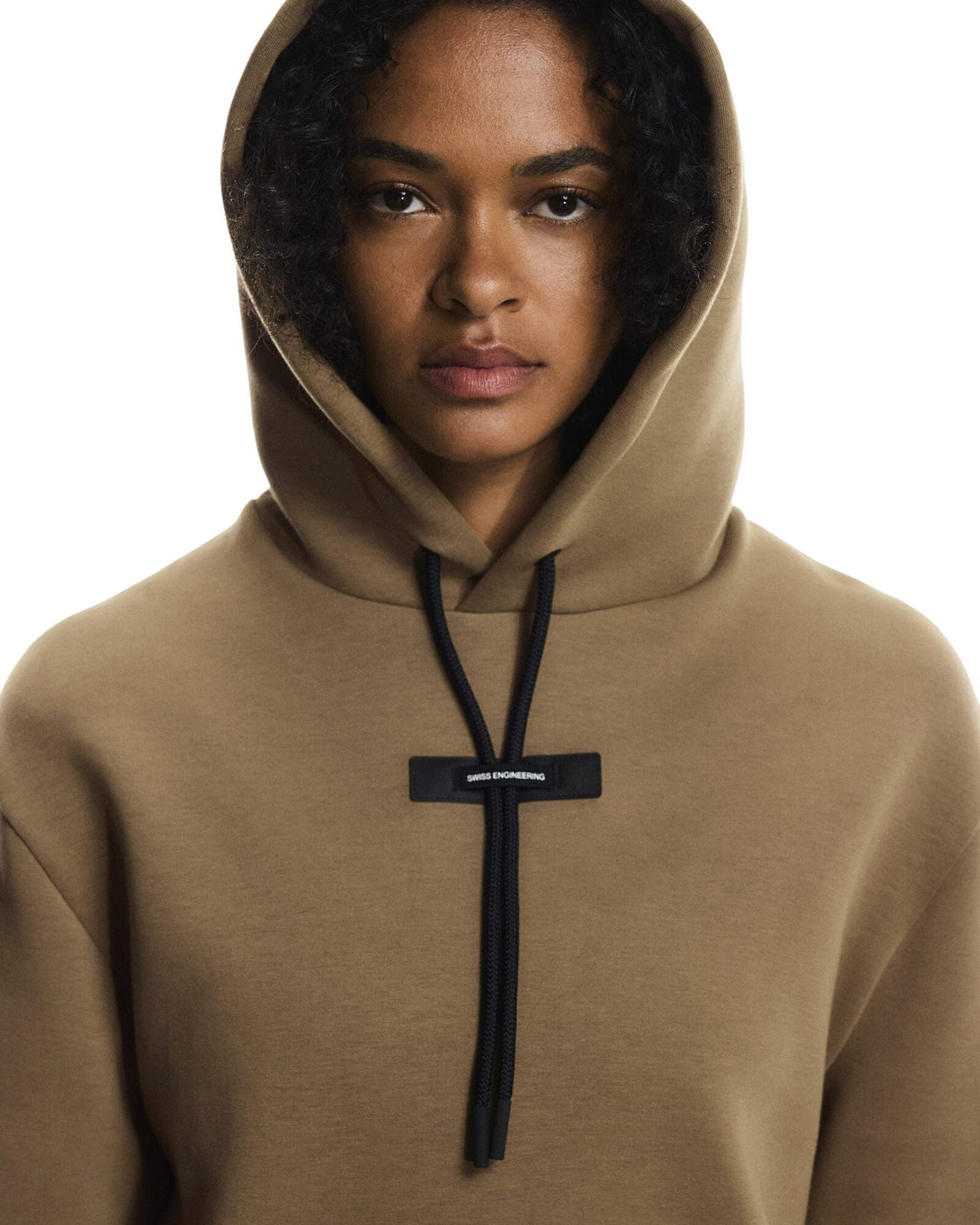 1WF30363850-focus_tech_hoodie-fw25-nutmeg-w-4×5-tr-g6