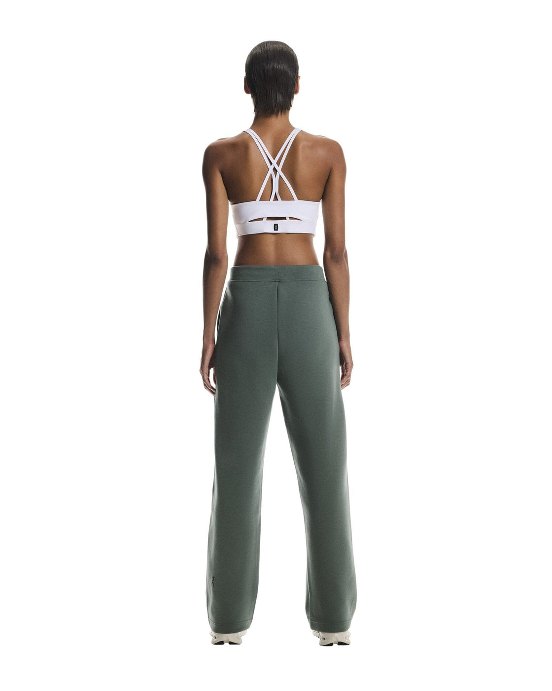 1WF30390153-focus_tech_sweatpants-fw25-olive-w-4×5-tr-g2