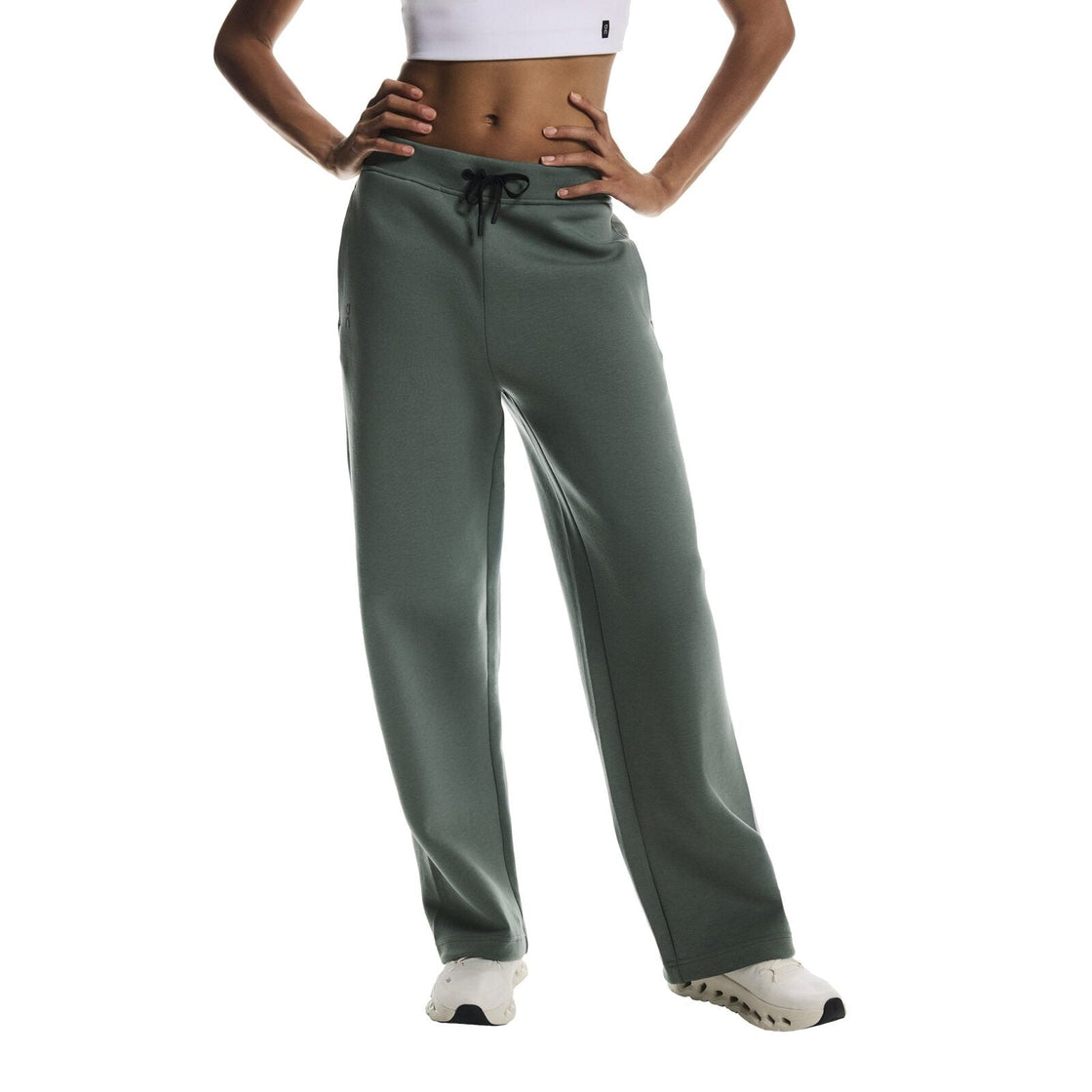 1WF30390153-focus_tech_sweatpants-fw25-olive-w-4×5-tr-g3