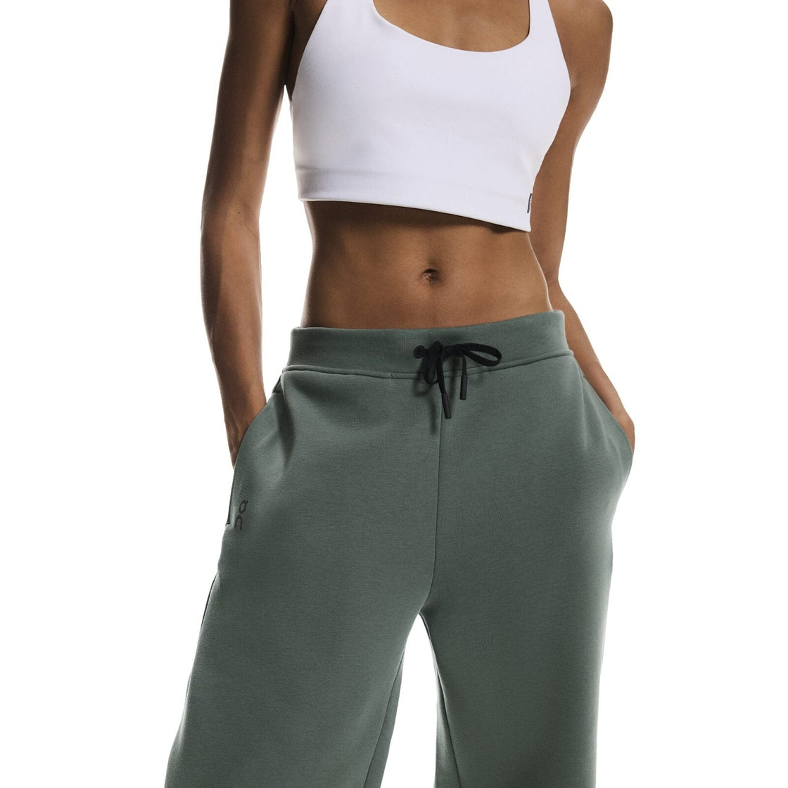 1WF30390153-focus_tech_sweatpants-fw25-olive-w-4×5-tr-g4