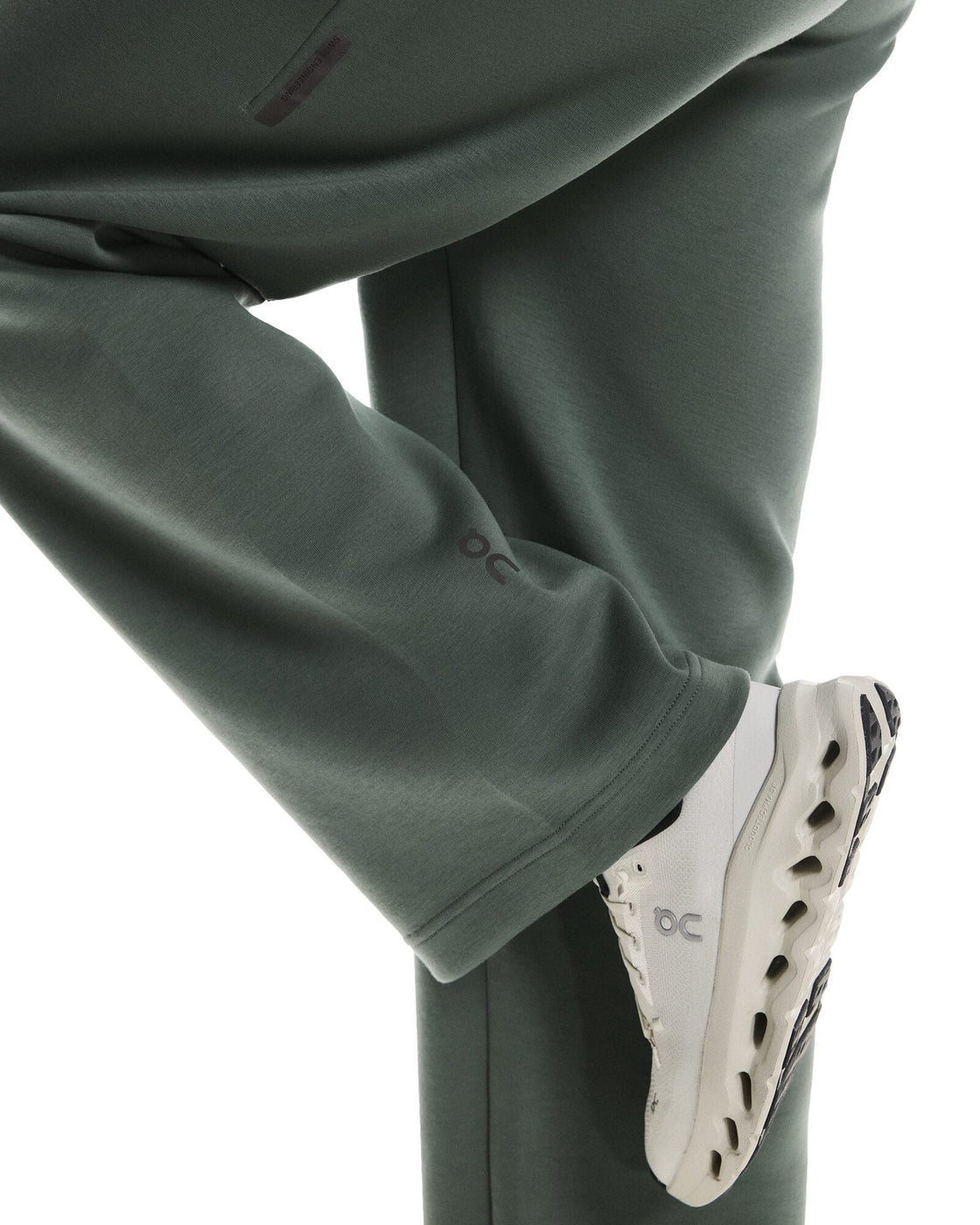 1WF30390153-focus_tech_sweatpants-fw25-olive-w-4×5-tr-g6