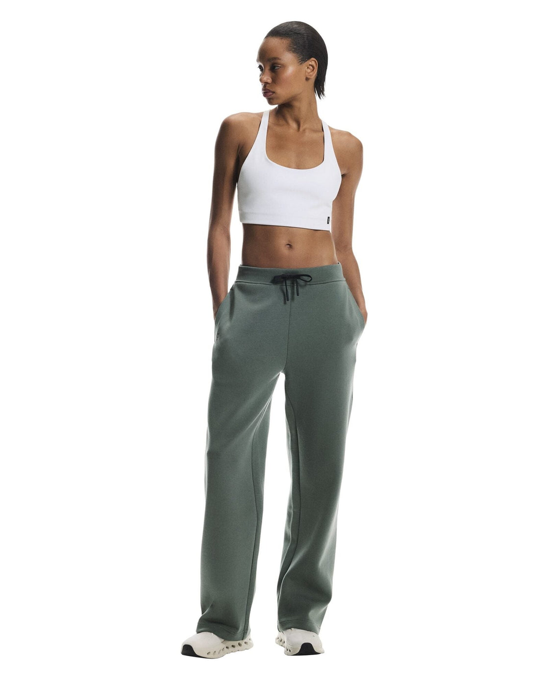 1WF30390153-focus_tech_sweatpants-fw25-olive-w-4×5-tr-g7