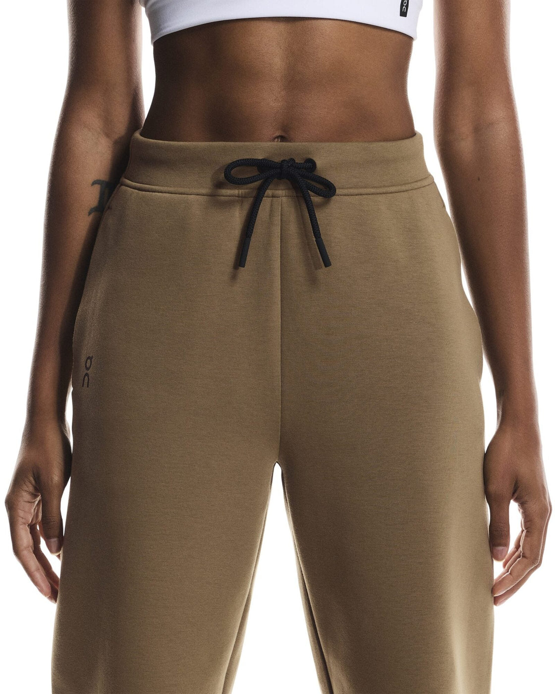 1WF30393850-focus_tech_sweatpants-fw25-nutmeg-w-4×5-tr-g6