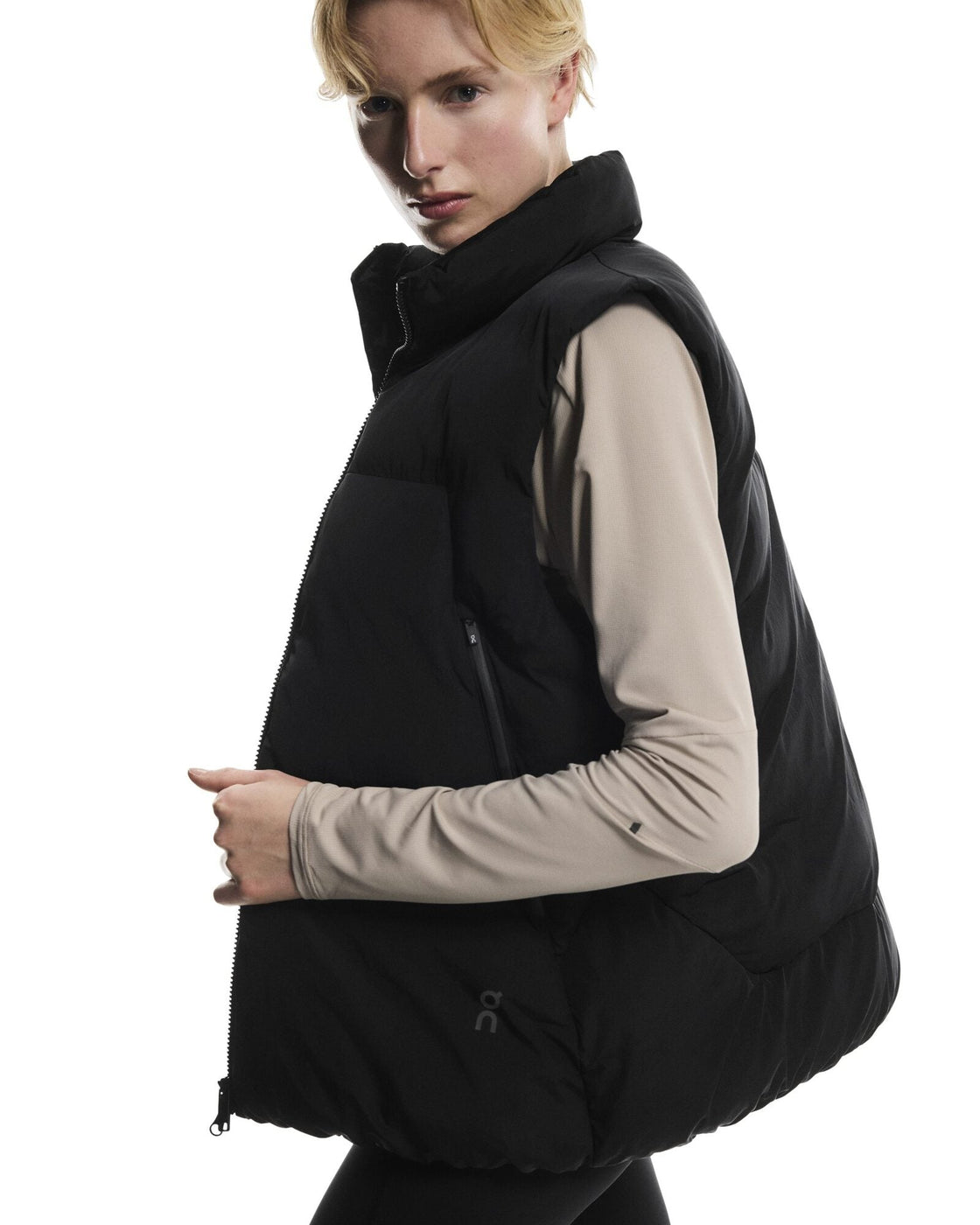 1WF30490553-all_day_puffer_vest-fw25-black-w-4×5-tr-g4