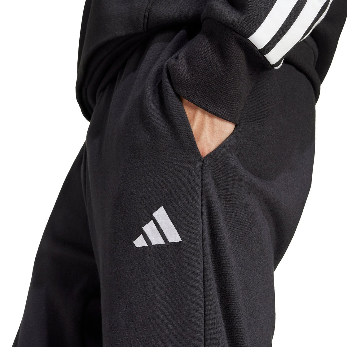 JE3854_5_APPAREL_On Model_Detail View 1_transparent