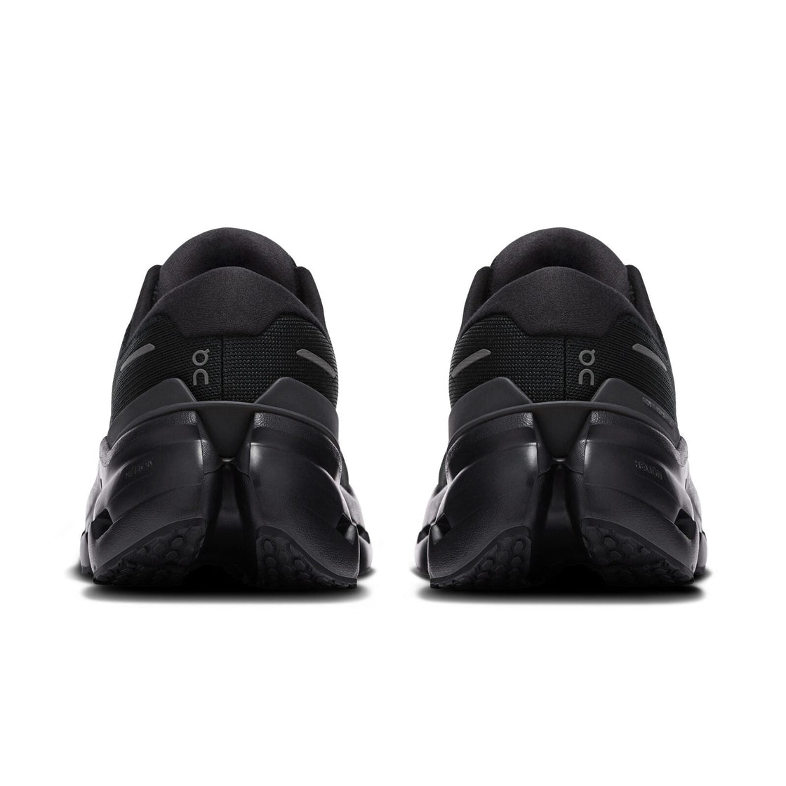 3WG10051043-cloudrunner_3-ss26-black_black-w-1×1-g5