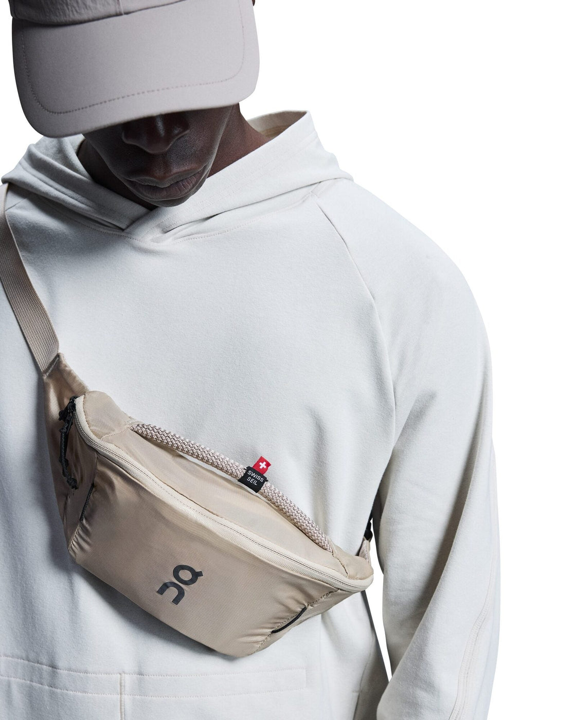 2UE30310554-waist_pack_2l_lite-fw24-sand-u-4×5-tr-g7