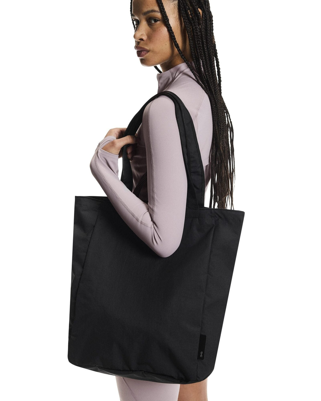 2UG10200553-tote_pack_25l-ss26-black-u-4×5-tr-g3