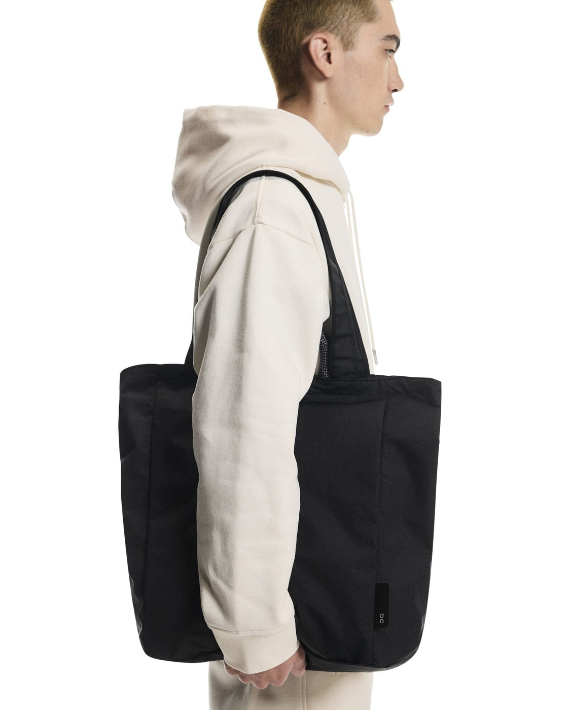 2UG10200553-tote_pack_25l-ss26-black-u-4×5-tr-g5