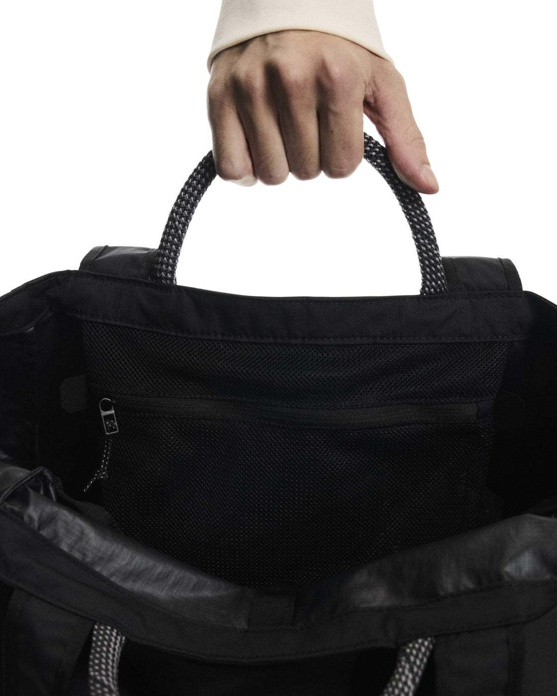 2UG10200553-tote_pack_25l-ss26-black-u-4×5-tr-g6