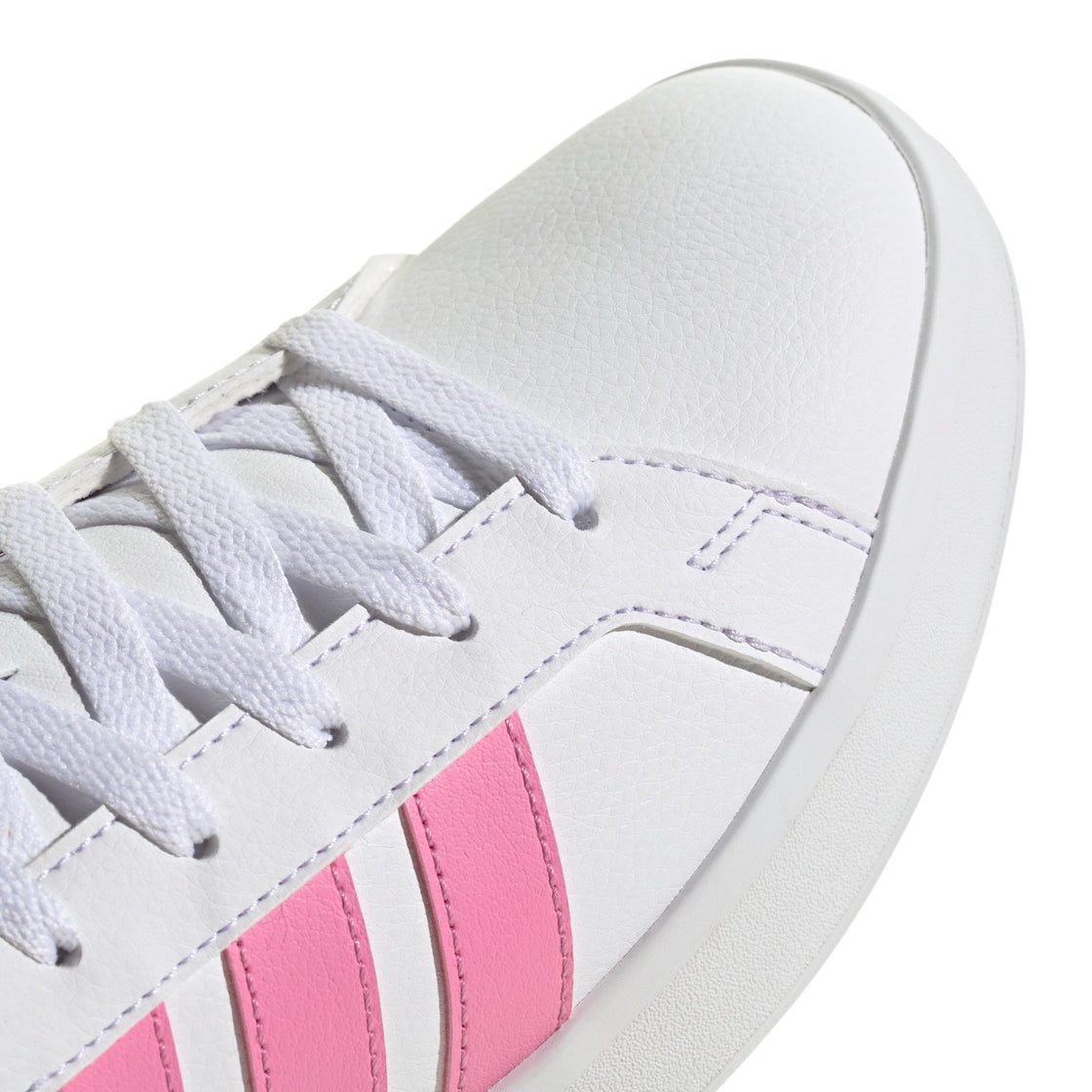 HQ0093_8_FOOTWEAR_Photography_Detail View 1_transparent