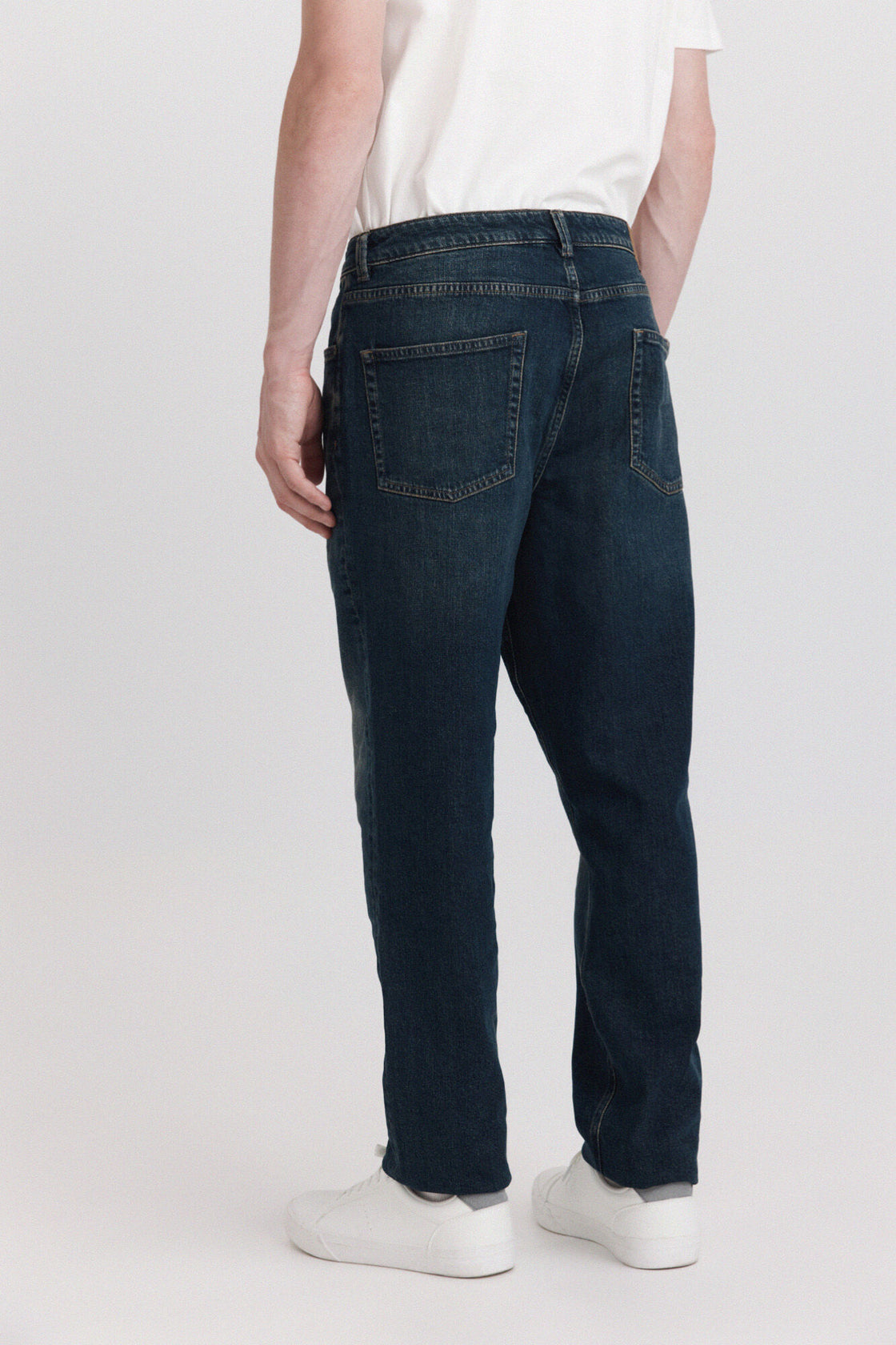 M REGULAR FIT LIGHTWEIGHT JEANS