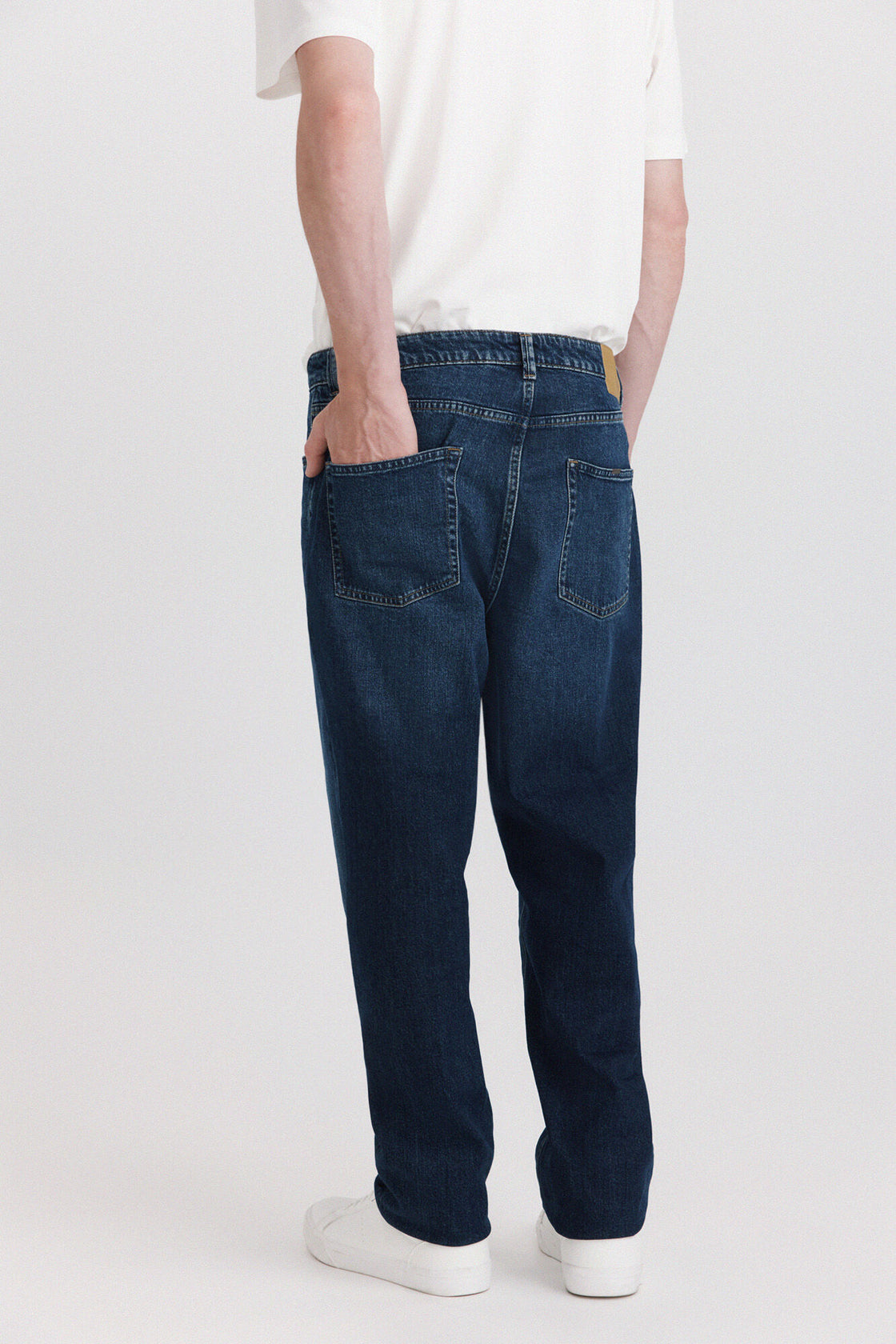 M REGULAR FIT LIGHTWEIGHT JEANS