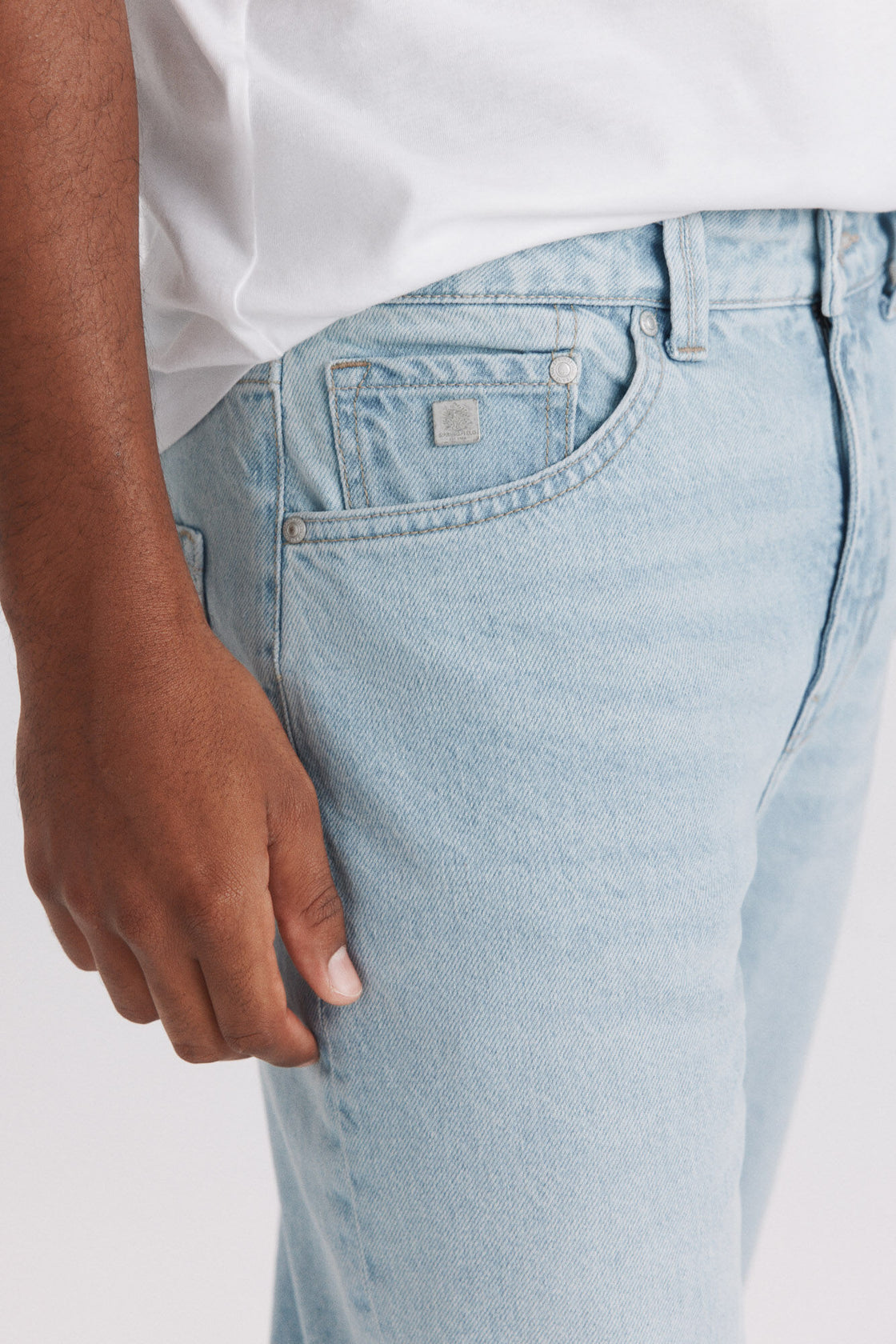 M STRAIGHT FIT JEANS