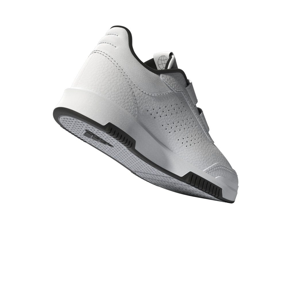 GW1981_13_FOOTWEAR_ZIP – Turntable_3d-6_white