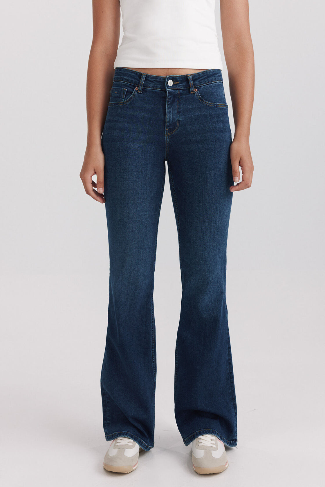 W BASIC FLARE LOW RISE JEANS