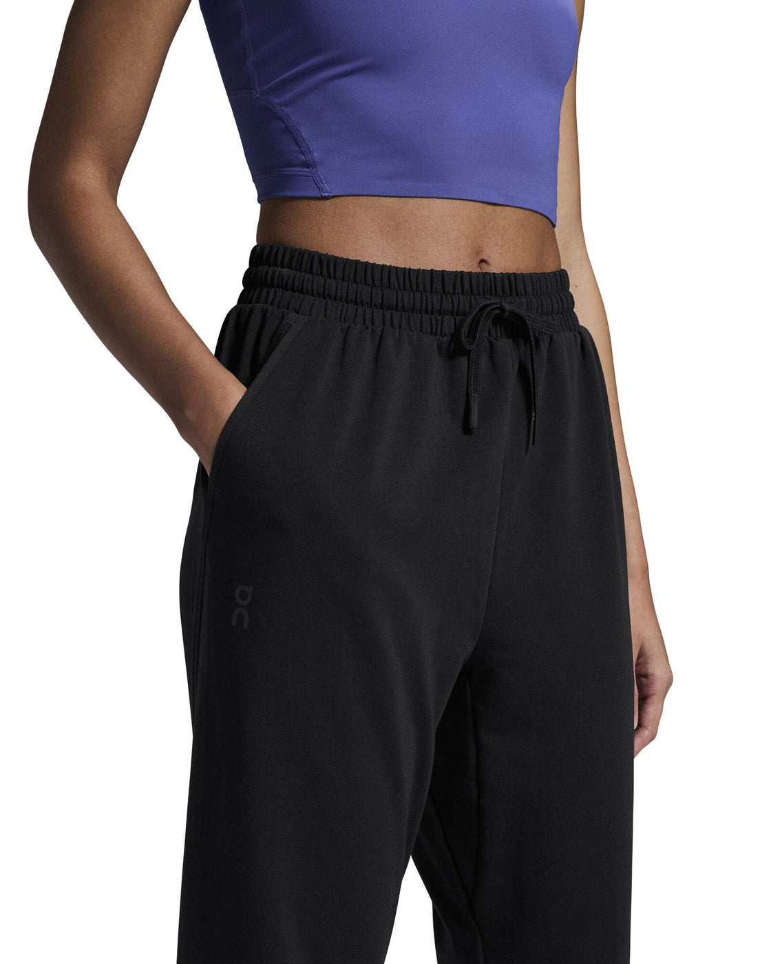 1WF12530553-studio_joggers-fw24-black-w-4×5-tr-g4