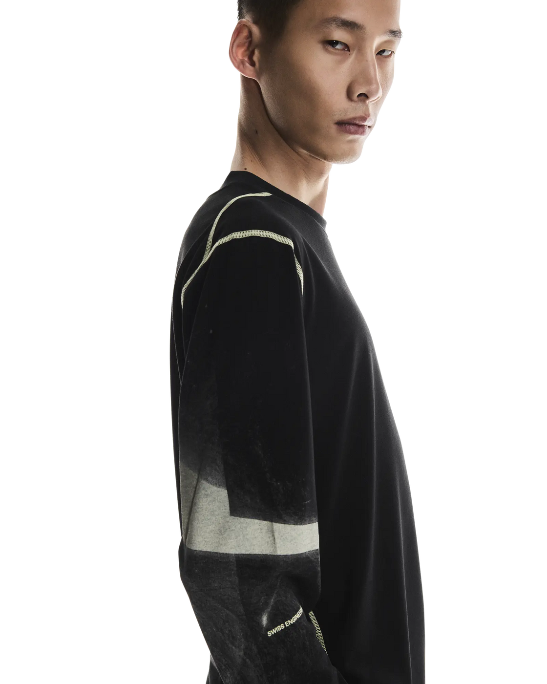 1ME30530553-active_long-t_graphic-fw24-black-m-4×5-tr-g3