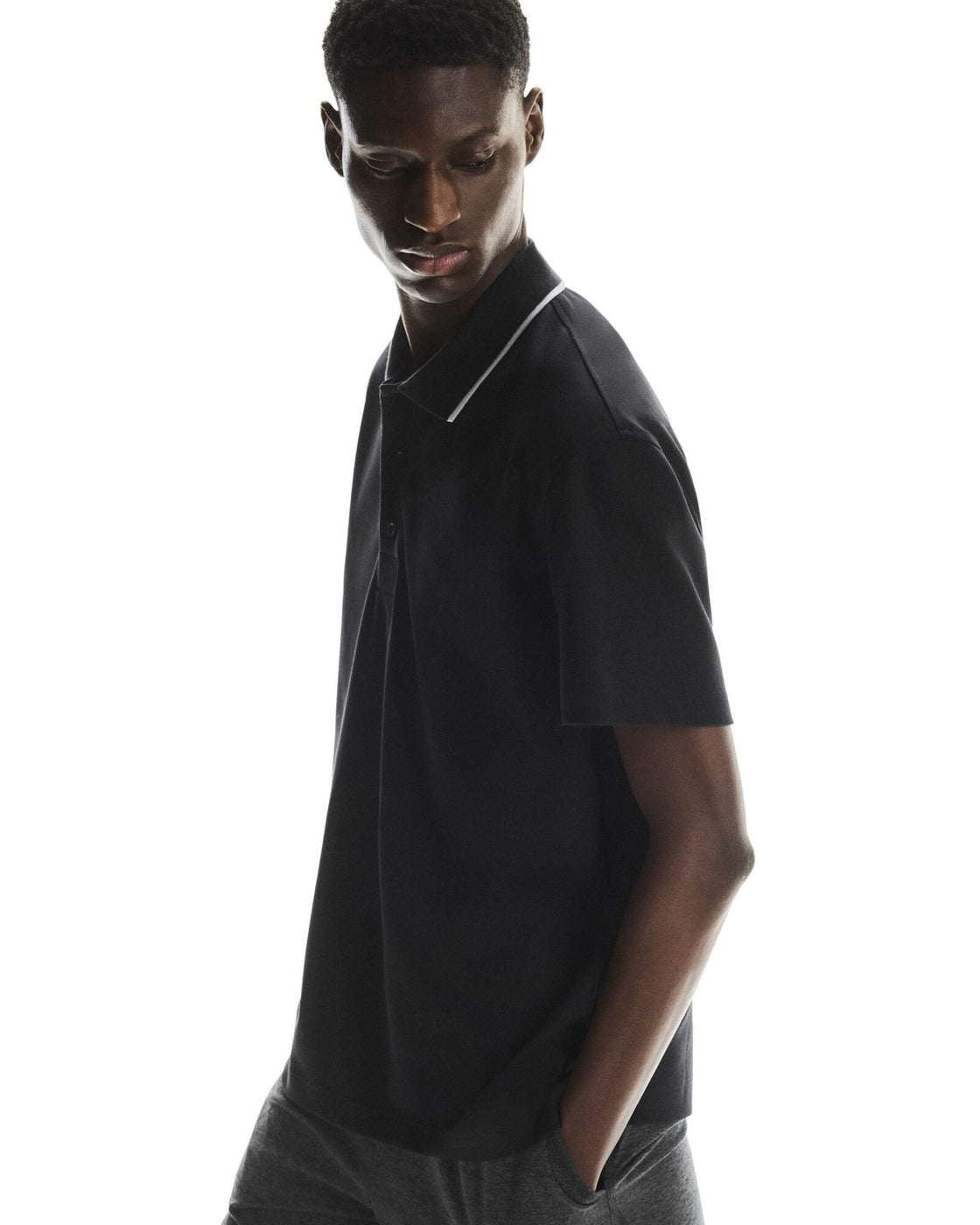 1MF30390553-courtside_polo-fw25-black-m-4×5-tr-g5
