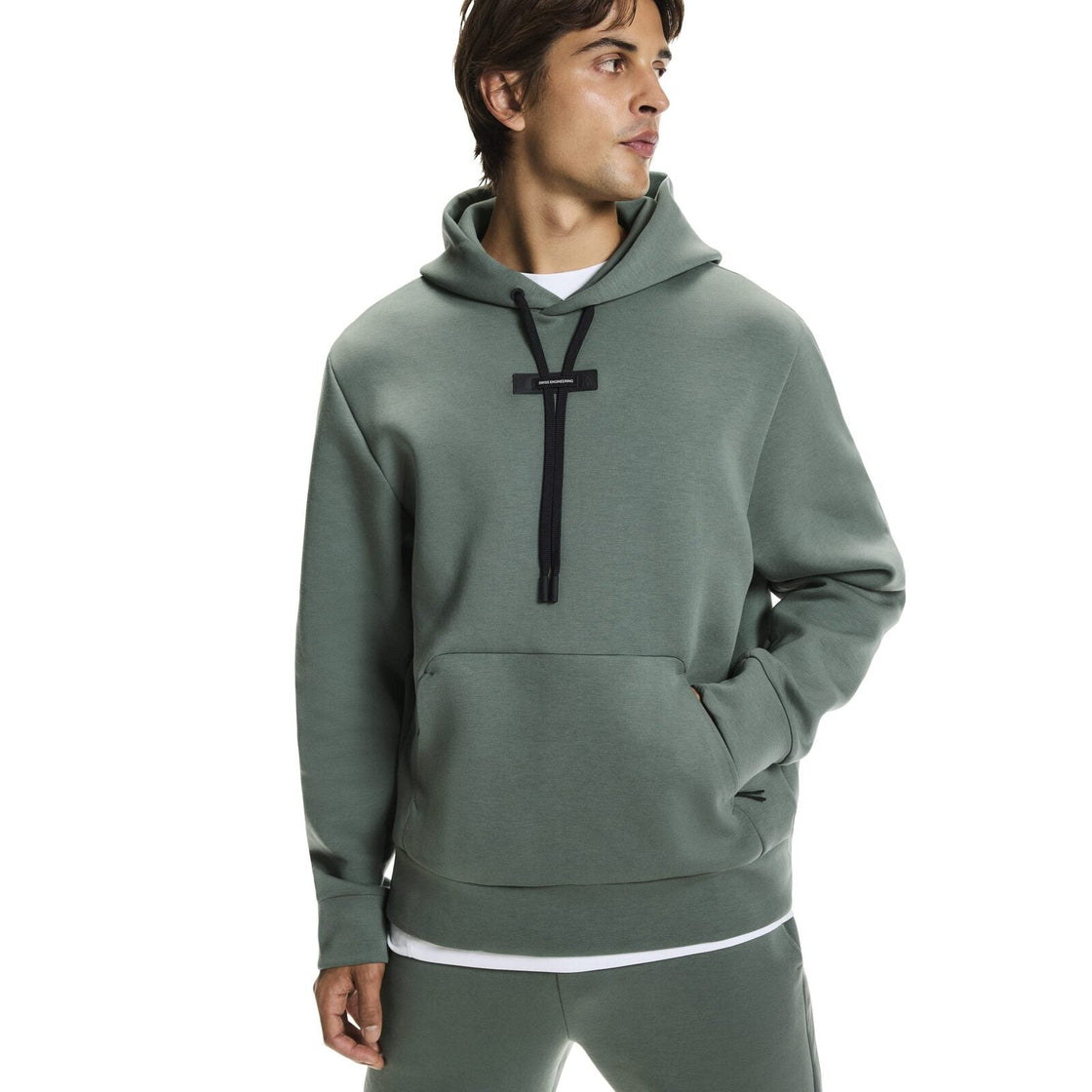 1MF30290153-focus_tech_hoodie-fw25-olive-m-4×5-tr-g3