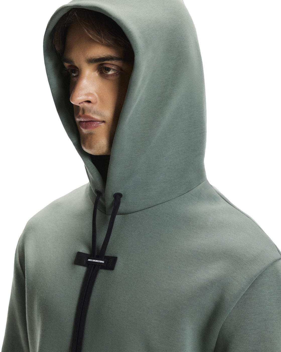 1MF30290153-focus_tech_hoodie-fw25-olive-m-4×5-tr-g4