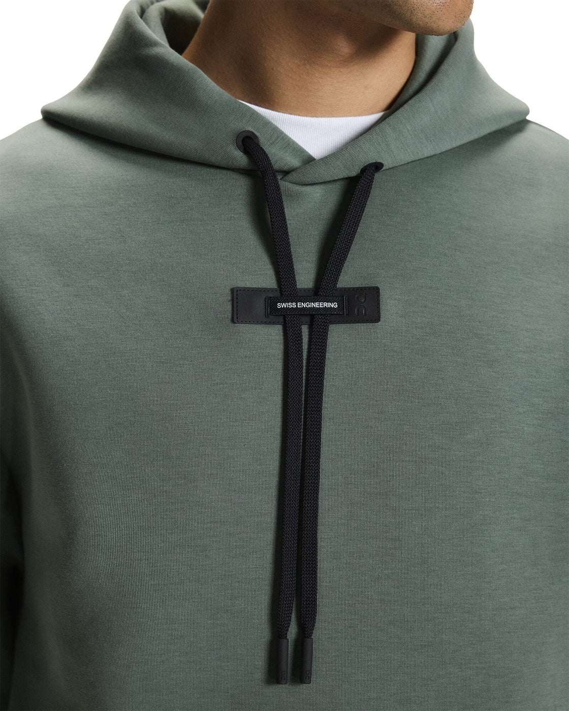 1MF30290153-focus_tech_hoodie-fw25-olive-m-4×5-tr-g5