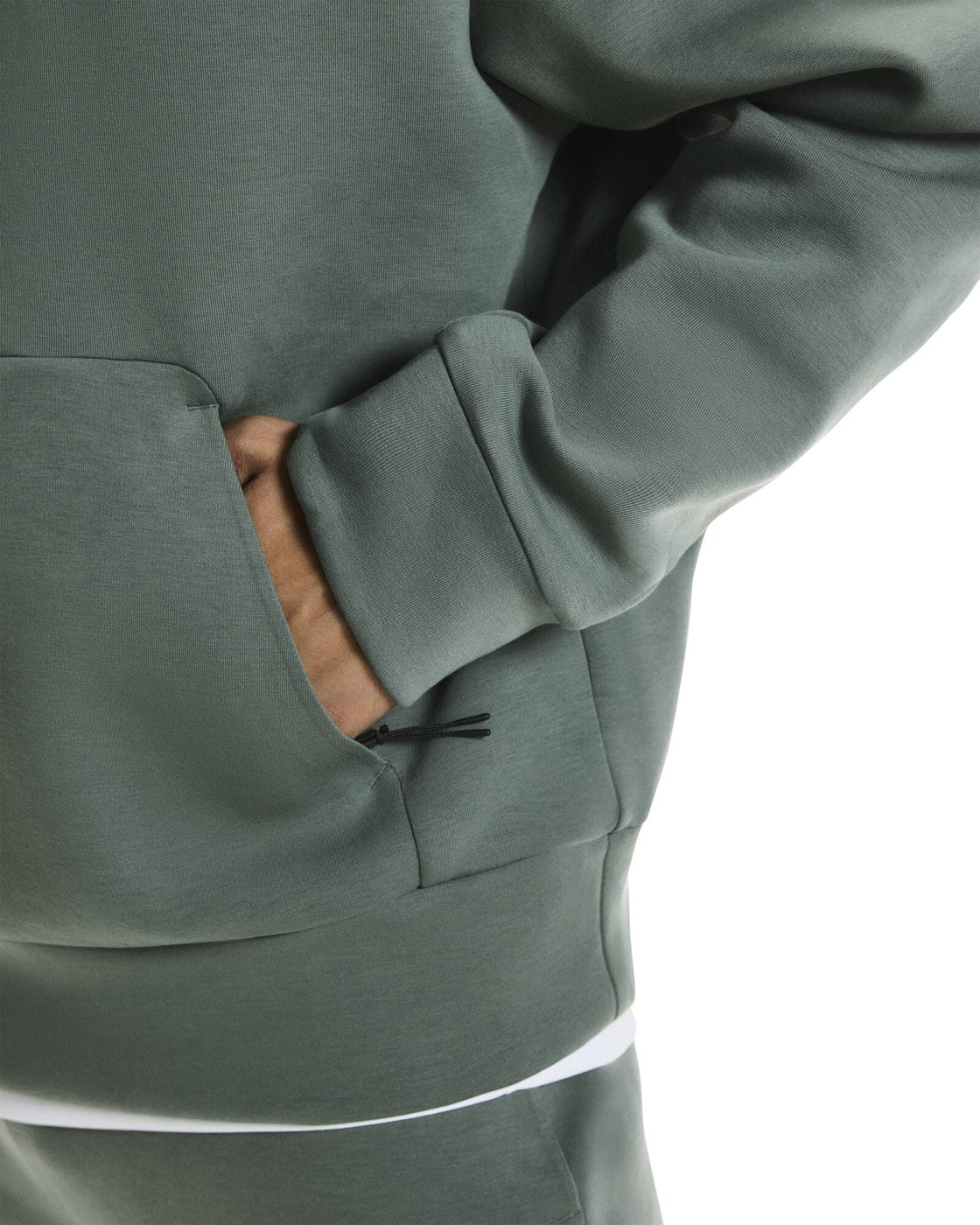 1MF30290153-focus_tech_hoodie-fw25-olive-m-4×5-tr-g7