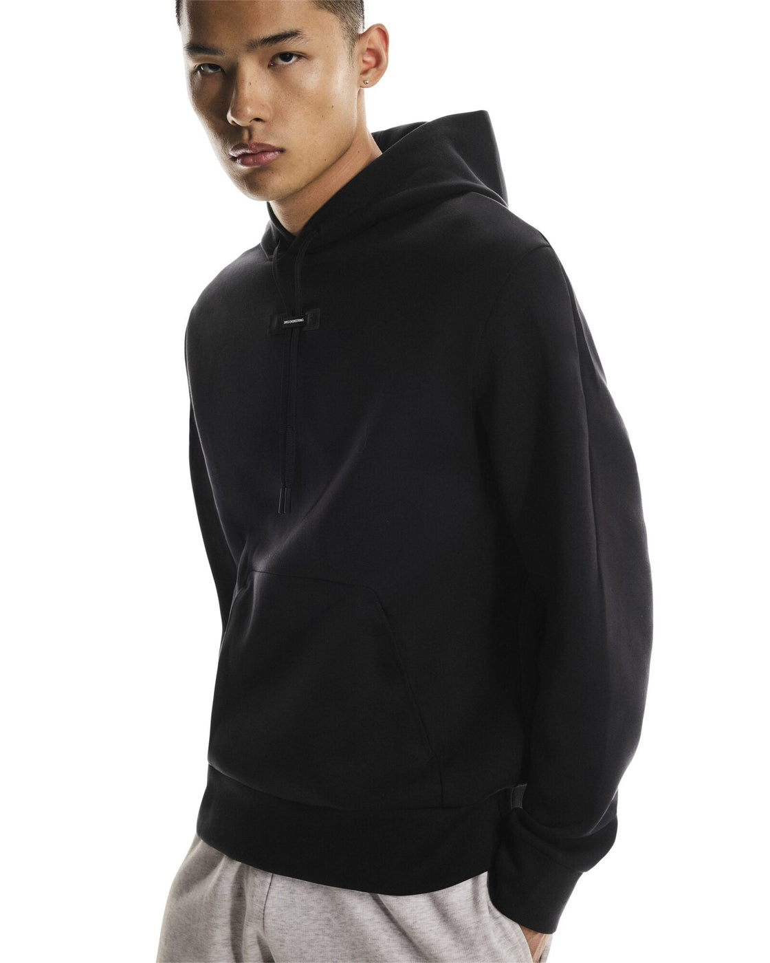 1MF30290553-focus_tech_hoodie-fw25-black-m-4×5-tr-g3