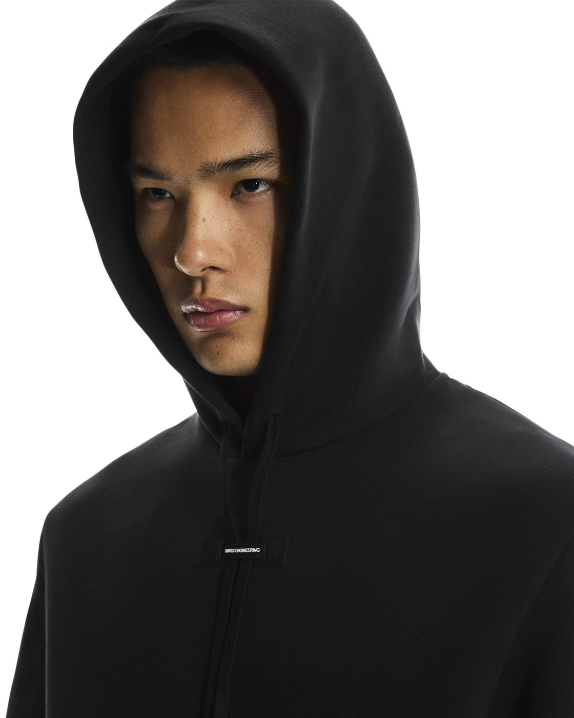 1MF30290553-focus_tech_hoodie-fw25-black-m-4×5-tr-g4