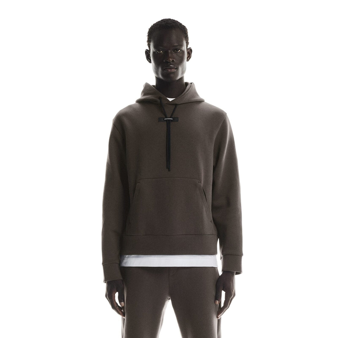 1MF30290569-focus_tech_hoodie-fw25-pebble-m-1×1-tr-PLP