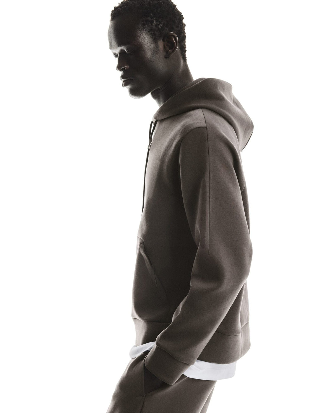 1MF30290569-focus_tech_hoodie-fw25-pebble-m-4×5-tr-g4