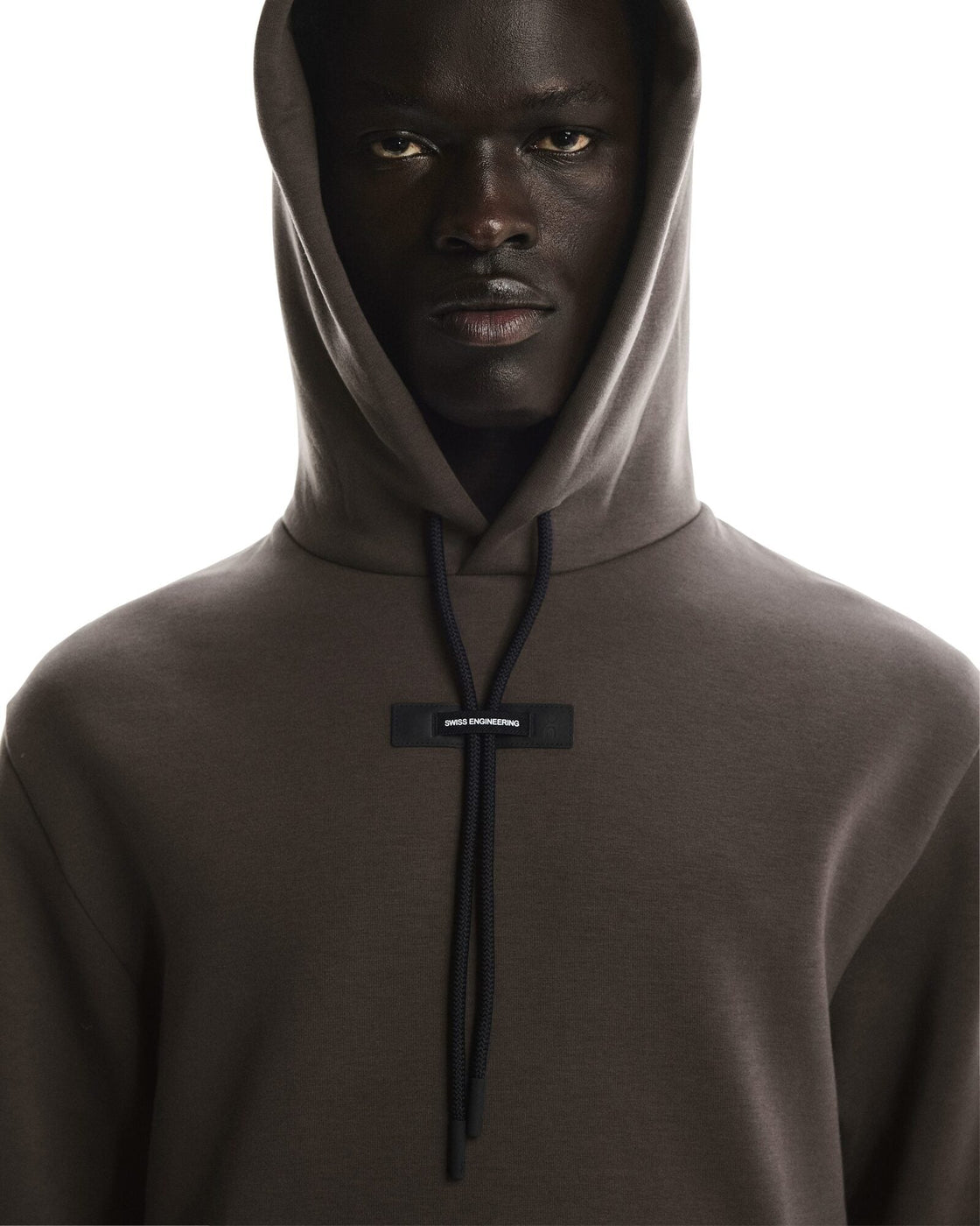 1MF30290569-focus_tech_hoodie-fw25-pebble-m-4×5-tr-g6