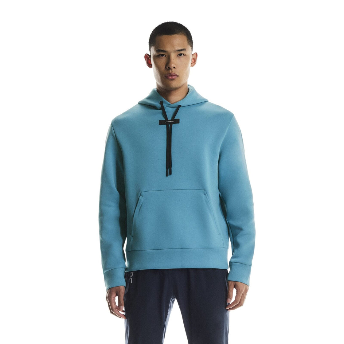 1MF30293543-focus_tech_hoodie-fw25-niagara-m-1×1-tr-PLP