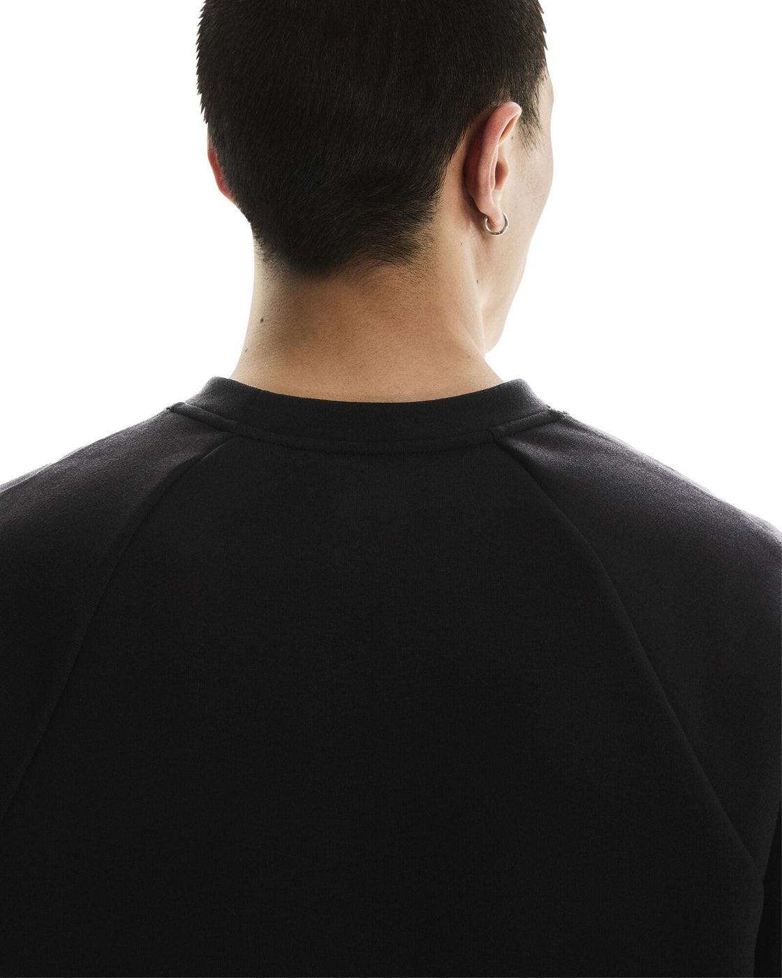 1MF30310553-focus_tech_crew-fw25-black-m-4×5-tr-g4